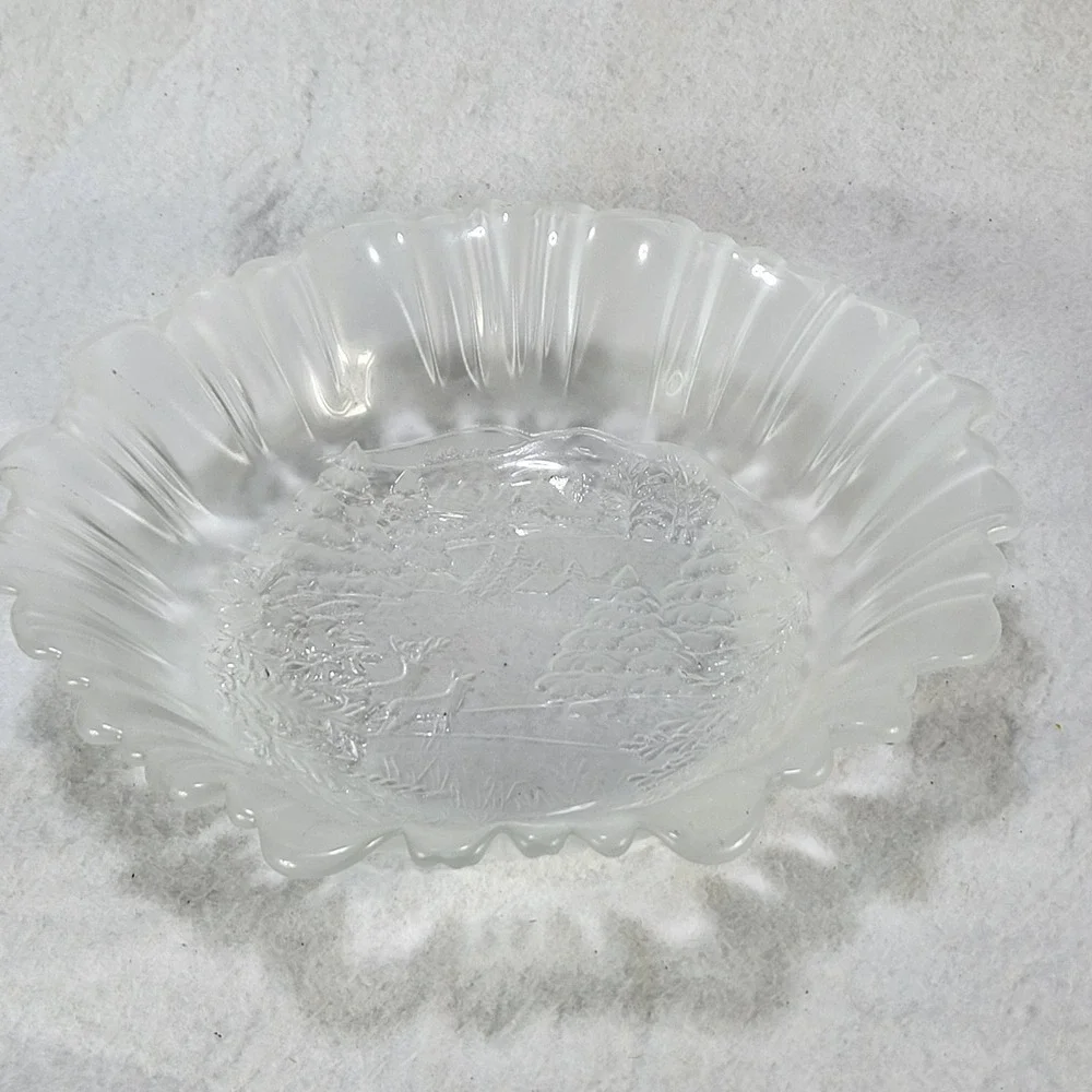 Mikasa Winter Dreams Frosted Glass Christmas Winter Scene Bowl Scalloped Edge